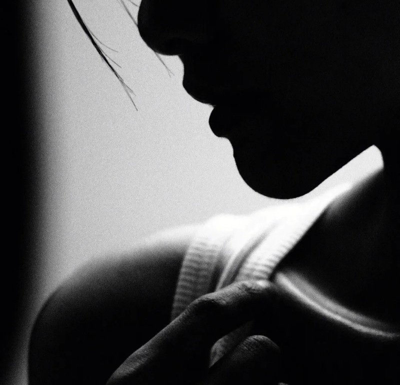 avatar đen trắng buồn 16