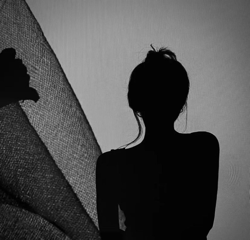 avatar đen trắng buồn 32