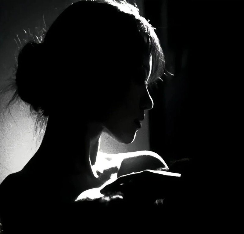 avatar đen trắng buồn 8