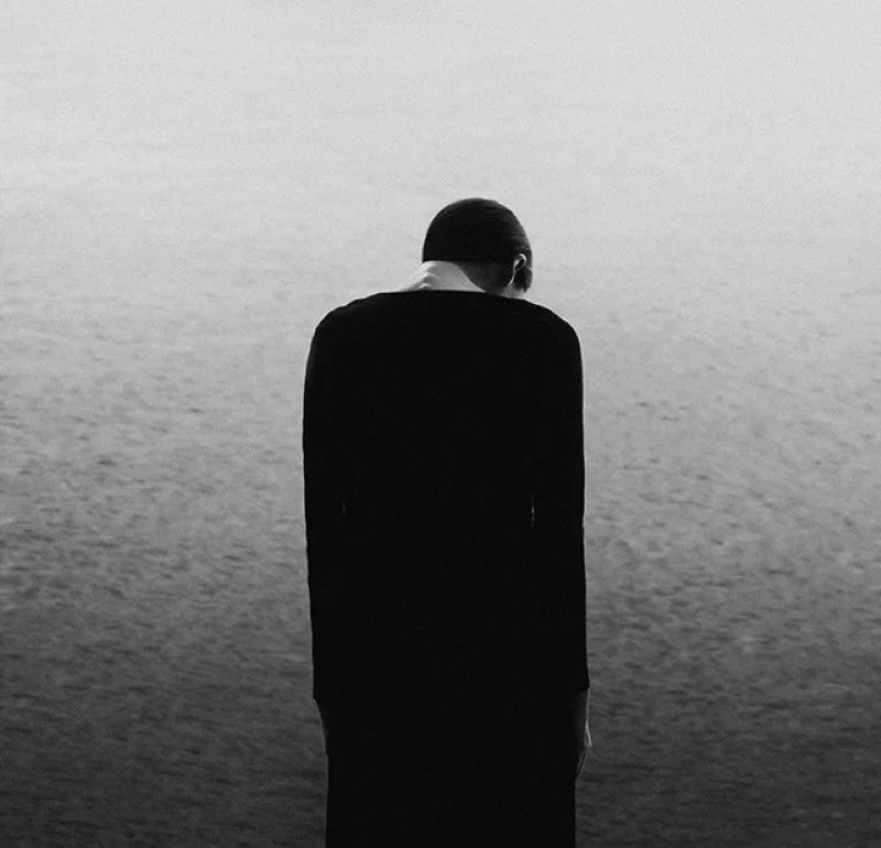 avatar màu đen buồn 38