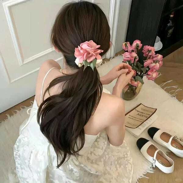 Hình ảnh gái xinh che mặt làm avatar Facebook cực đẹp