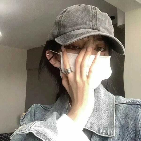 Ảnh nữ che mặt làm avatar mạng xã hội phong cách chill