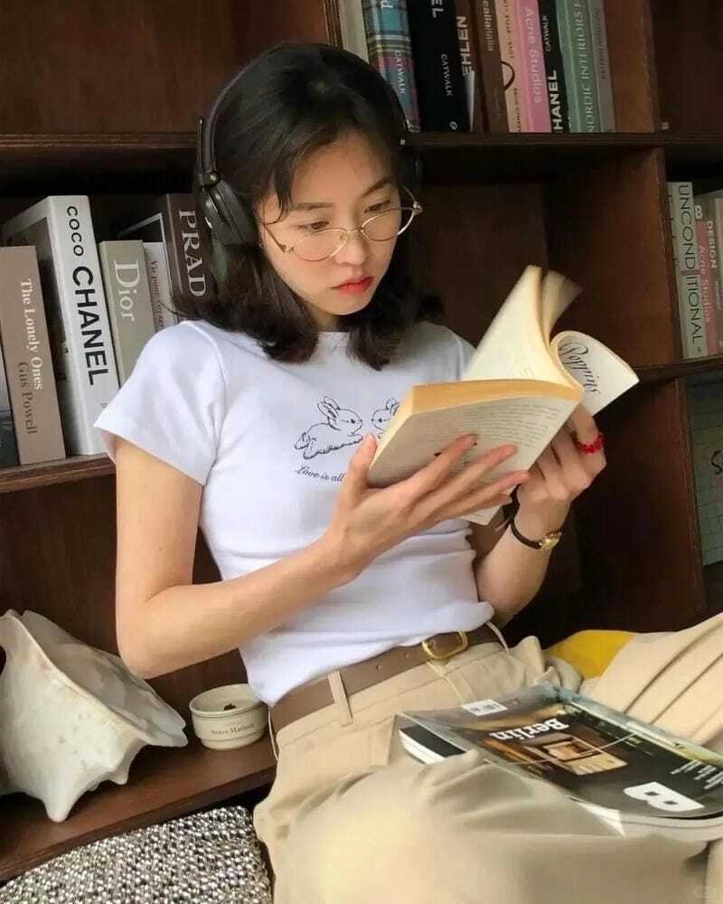Hình avatar học tập với sách vở và phong cách nhẹ nhàng