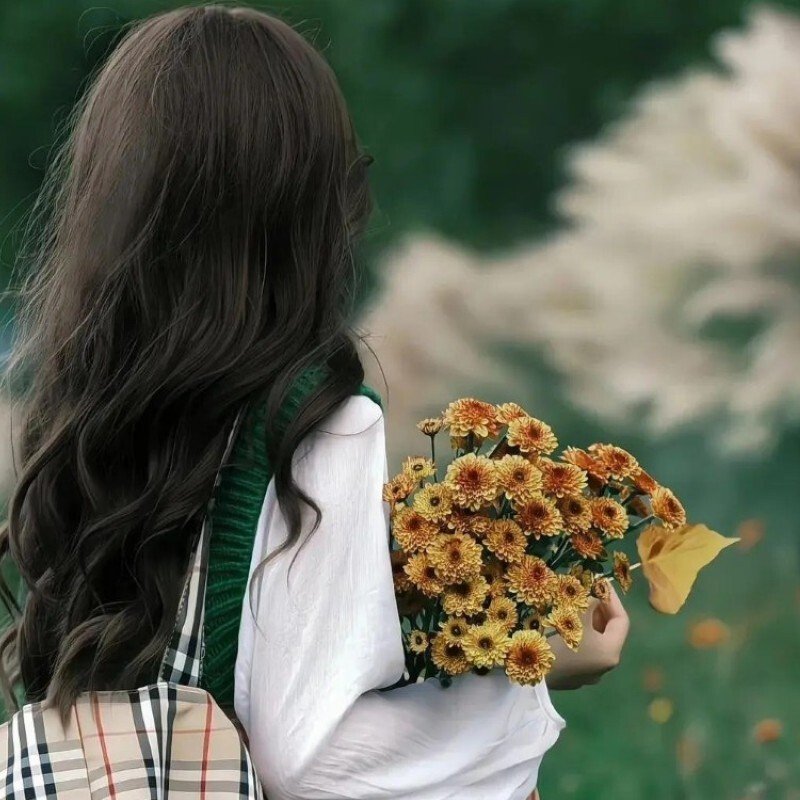 avatar tóc dài chụp sau lưng 17