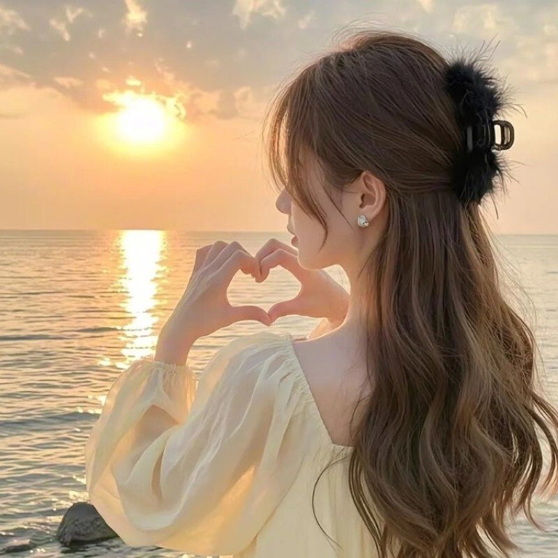 avatar tóc dài chụp sau lưng 27