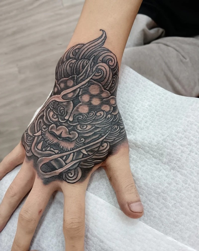 hình xăm bàn tay 6