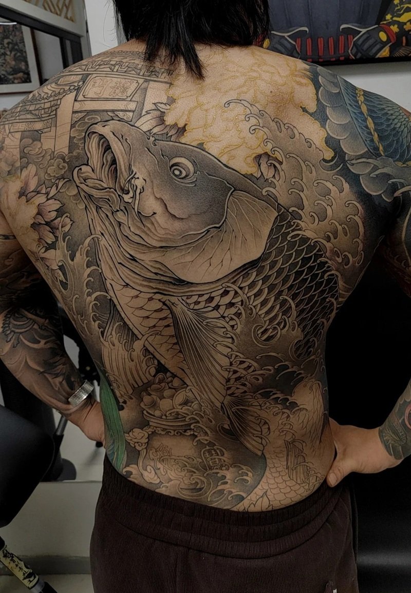 hình xăm cá chép full lưng 36