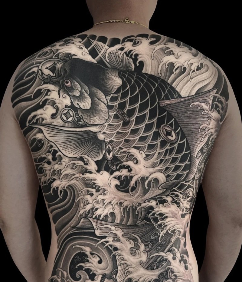 hình xăm cá chép full lưng trắng đen