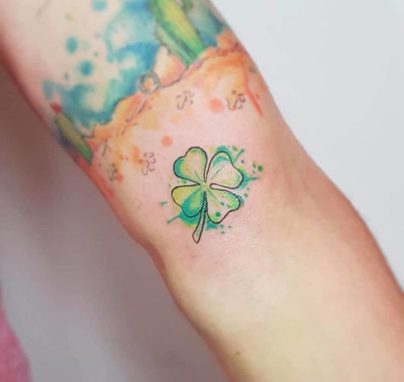 hình xăm cỏ 4 lá 1
