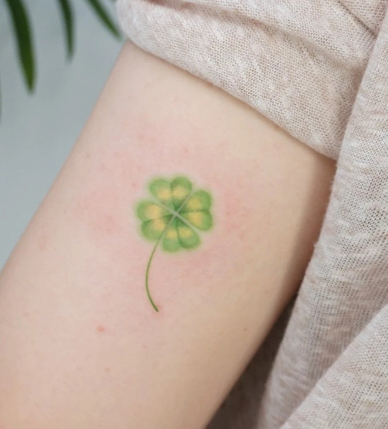 hình xăm cỏ 4 lá 11
