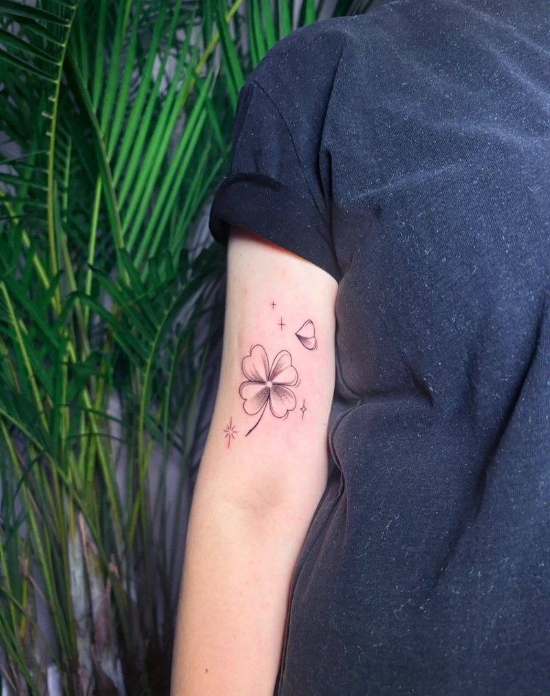 hình xăm cỏ 4 lá 17