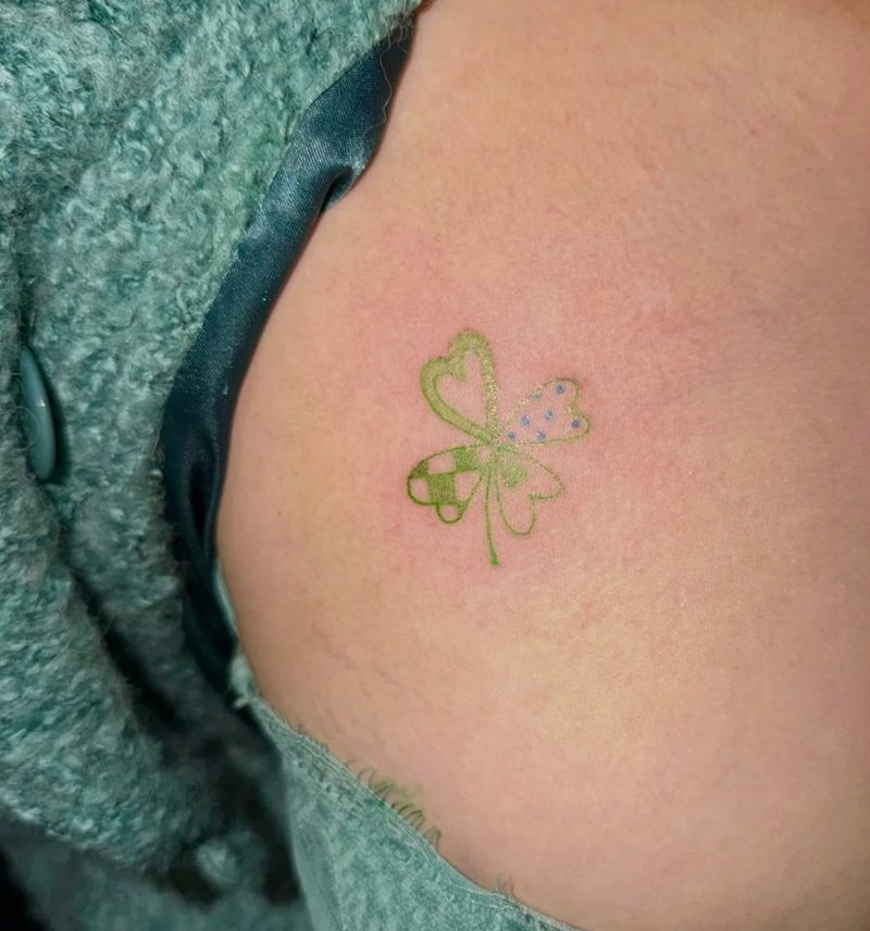 hình xăm cỏ 4 lá 22