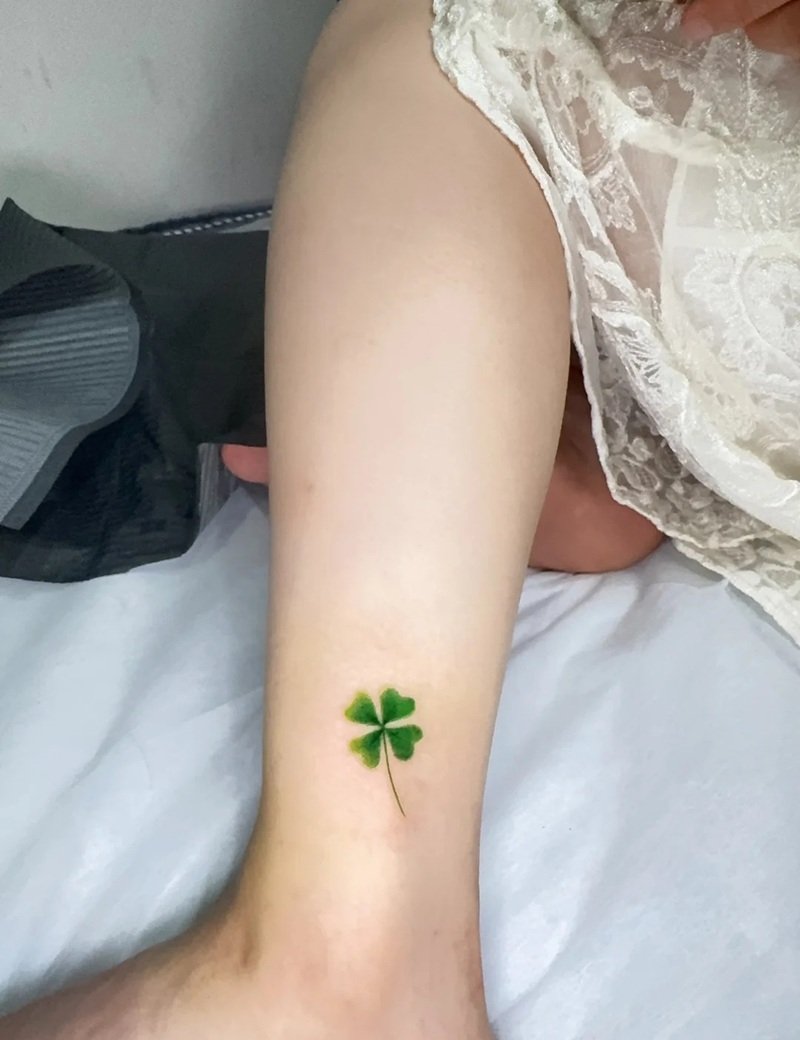 hình xăm cỏ 4 lá 27