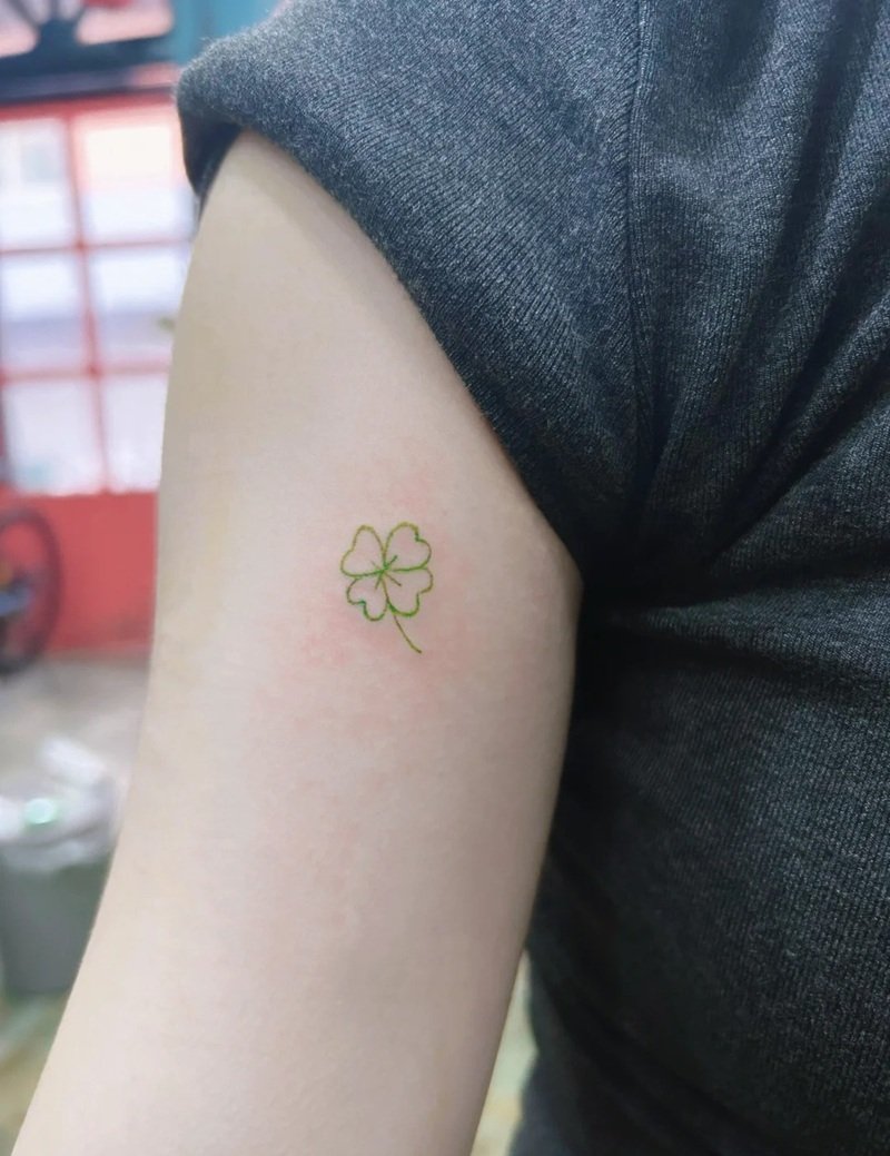 hình xăm cỏ 4 lá 6