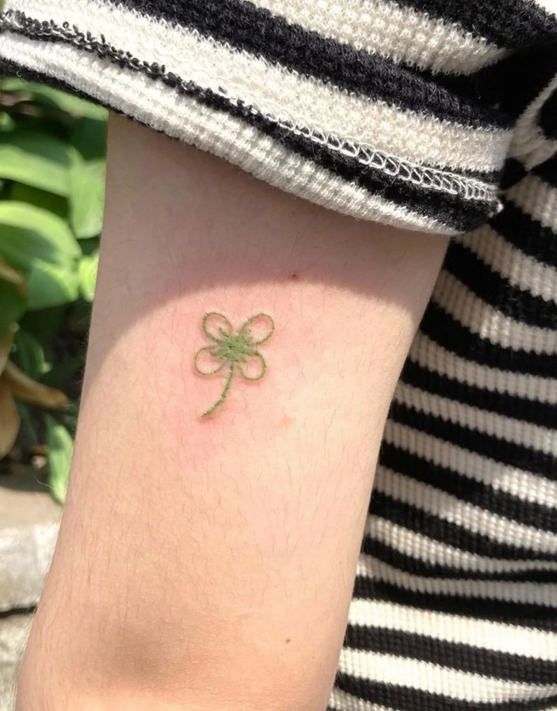 hình xăm cỏ 4 lá 9