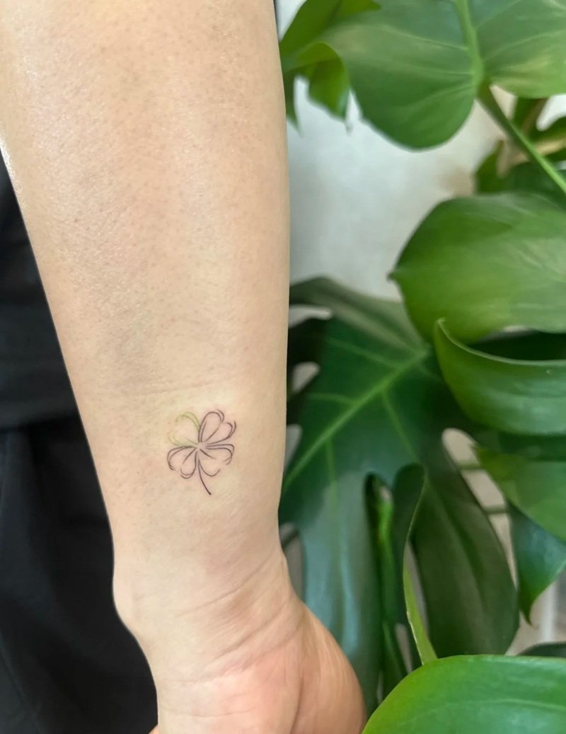 hình xăm cỏ 4 la ở cổ tay