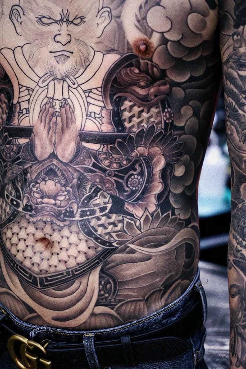 Ảnh tattoo full bụng nam với họa tiết rồng cực nổi bật