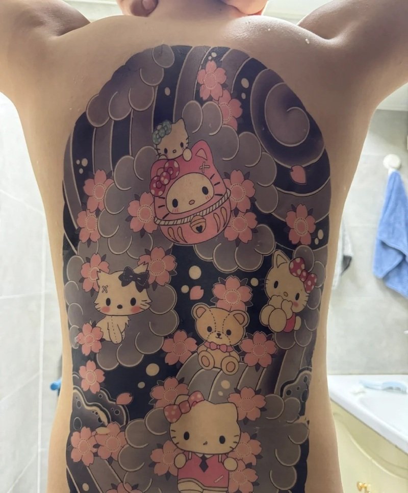 hình xăm hello kitty full lưng