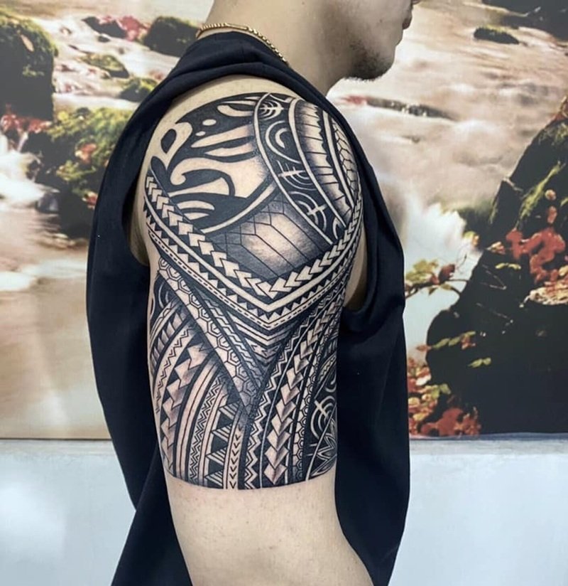 hình xăm maori bắp tay 1