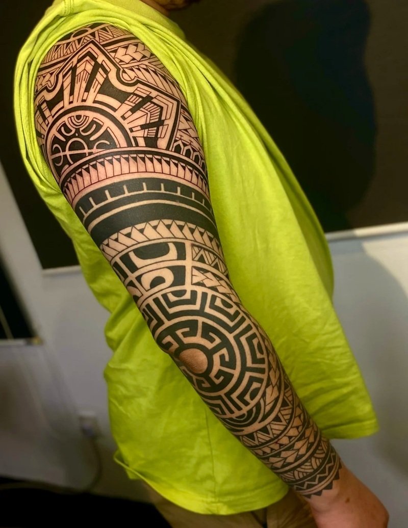 hình xăm maori bắp tay 15