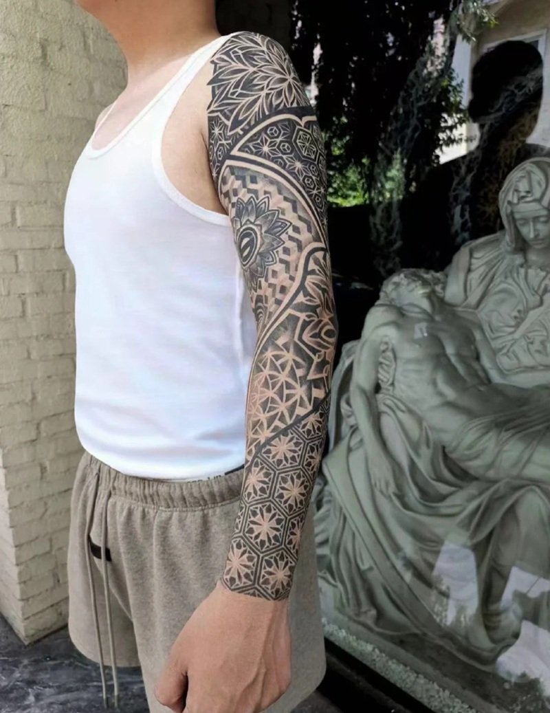 hình xăm maori bắp tay 17