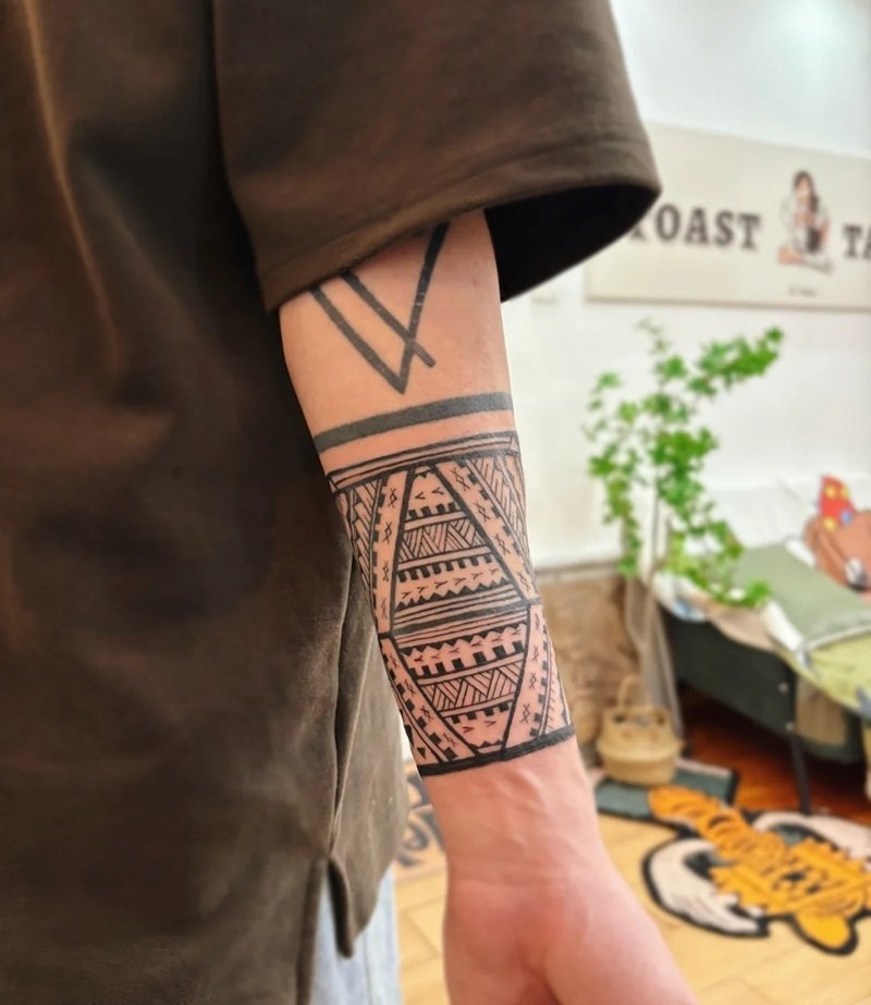 hình xăm maori bắp tay 25