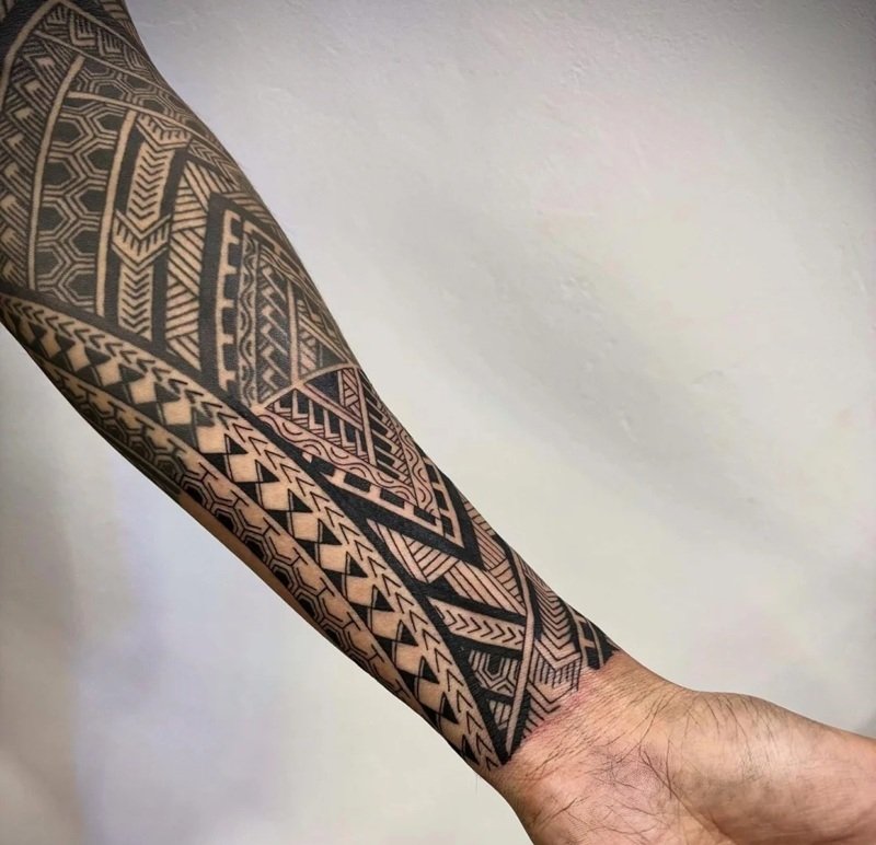 hình xăm maori bắp tay 29