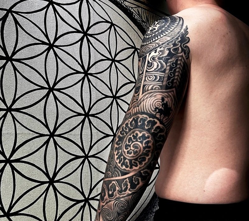 hình xăm maori bắp tay 30