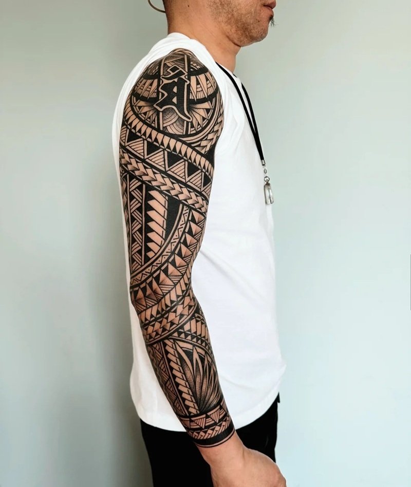 hình xăm maori bắp tay 37