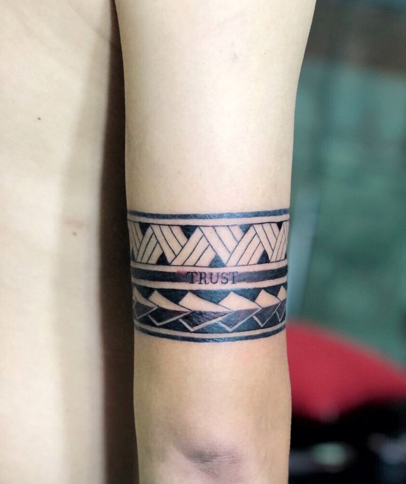 hình xăm maori bắp tay 5