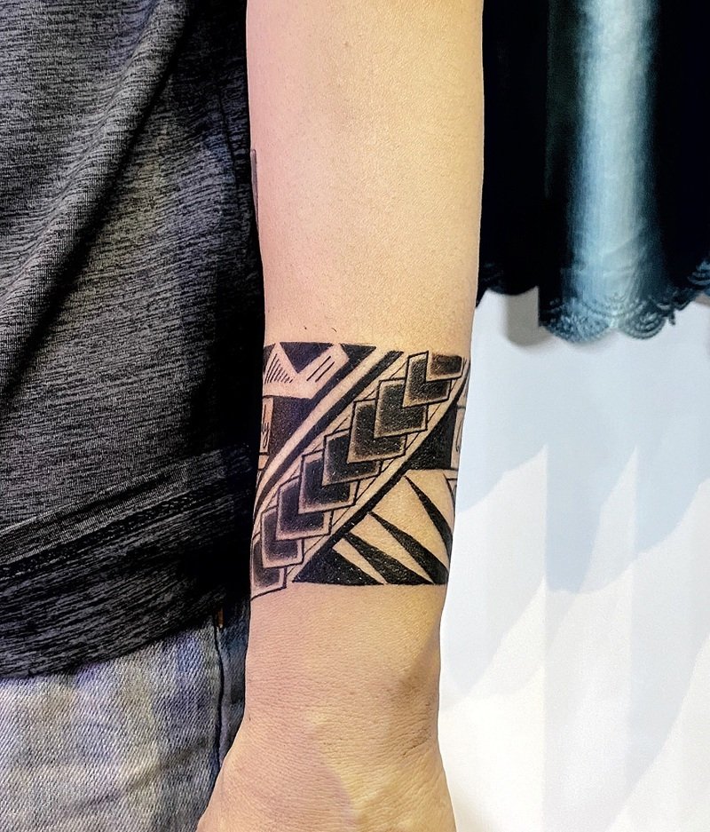 hình xăm maori bắp tay 8