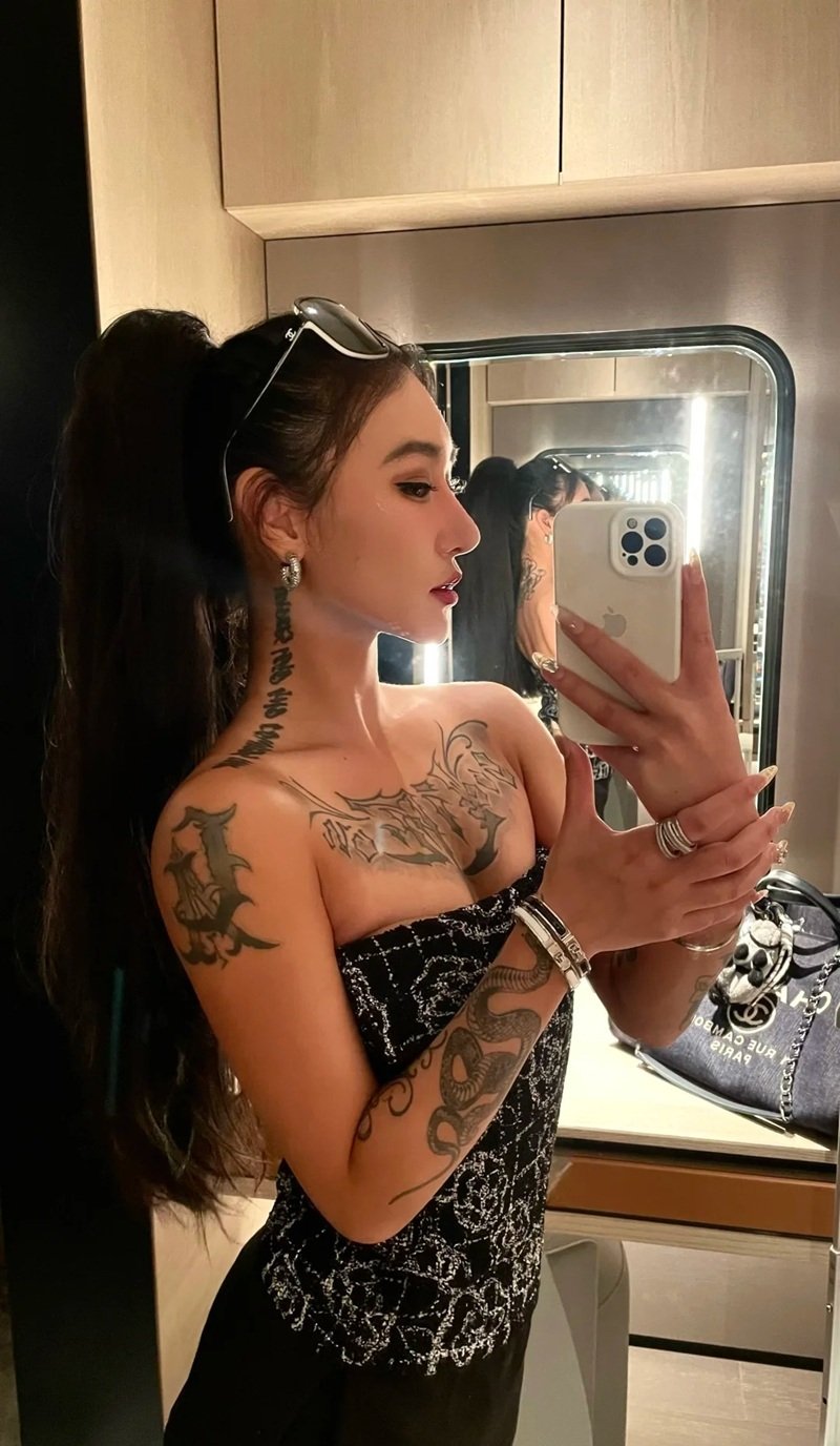 hình xăm ngực nữ 30