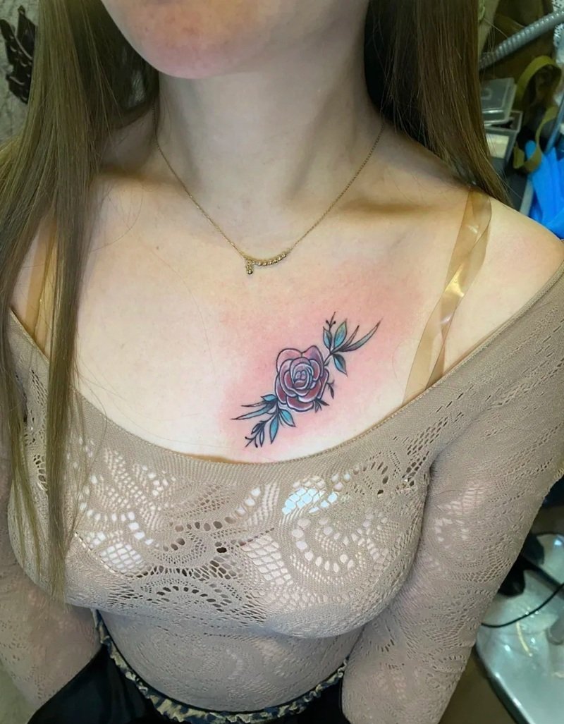 hình xăm ngực nữ 6