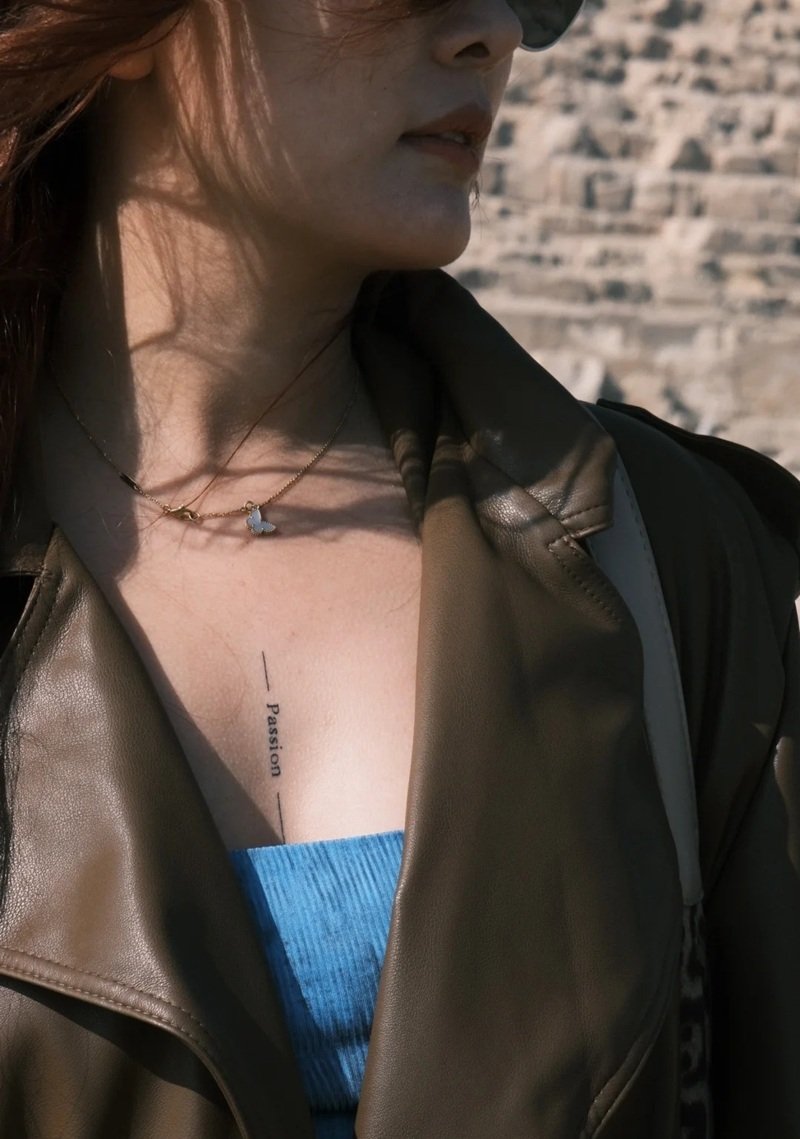 hình xăm ngực nữ 7