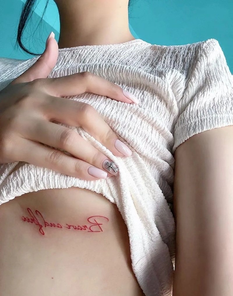 hình xăm ngực nữ 9