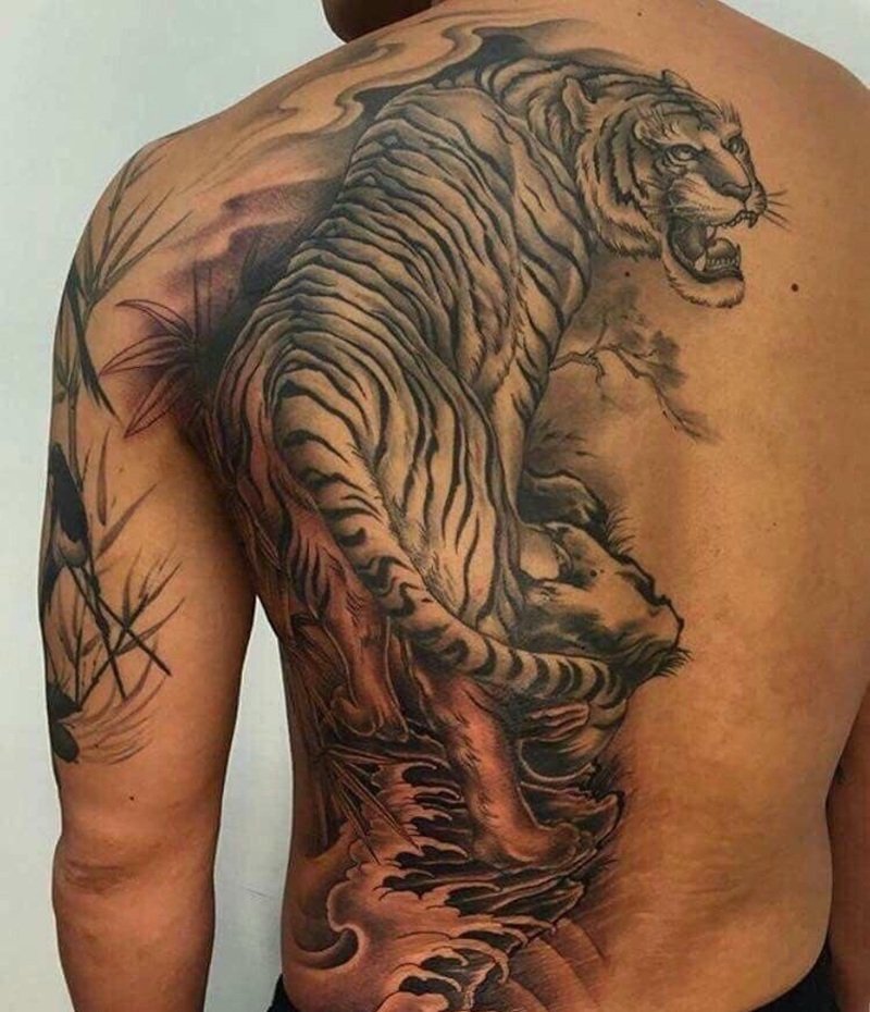 hình xăm nửa lưng 6