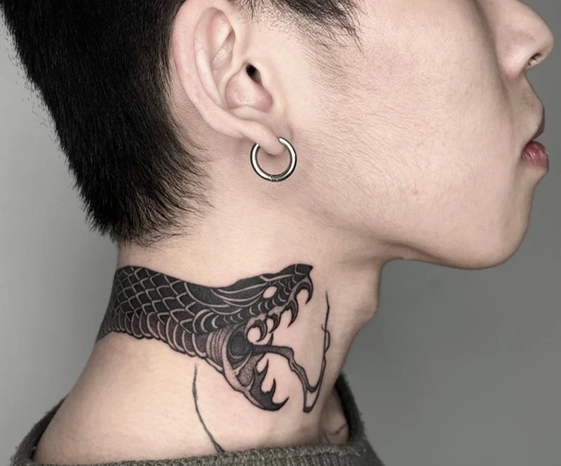 hình xăm ở cổ nam chất 13