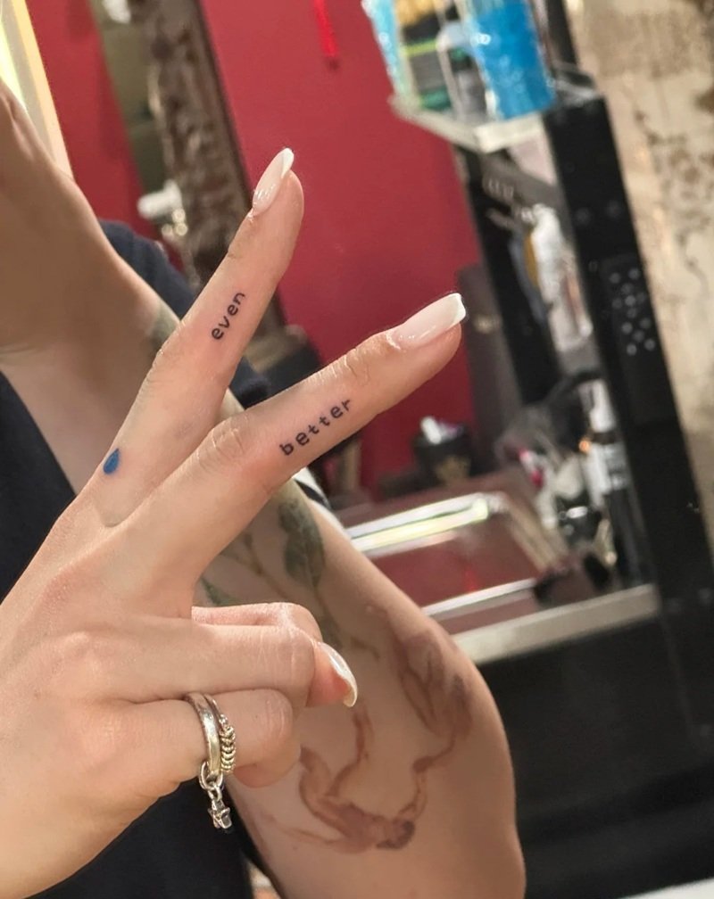 hình xăm ở ngón tay chất