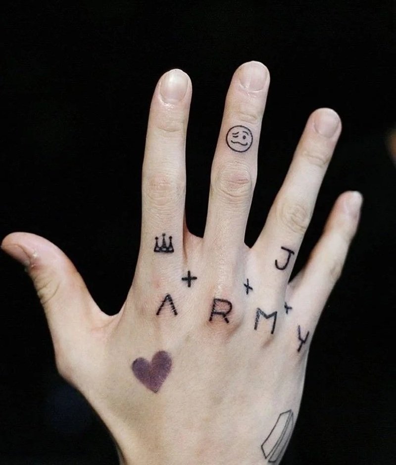 hình xăm ở ngón tay cho nữ 18