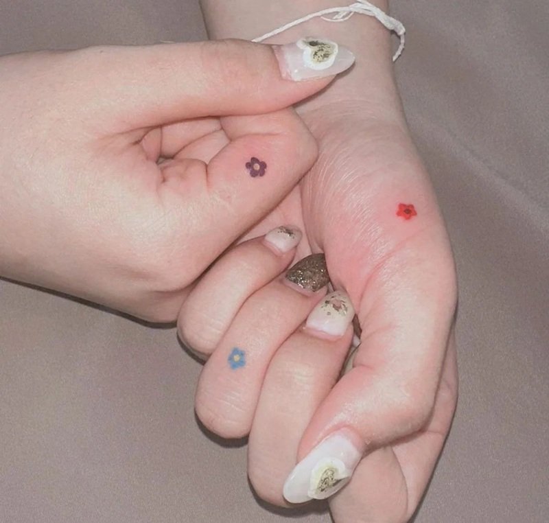 hình xăm ở ngón tay cho nữ 22
