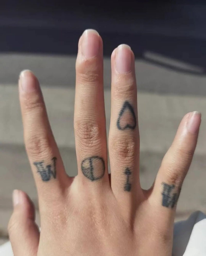 hình xăm ở ngón tay cho nữ 25