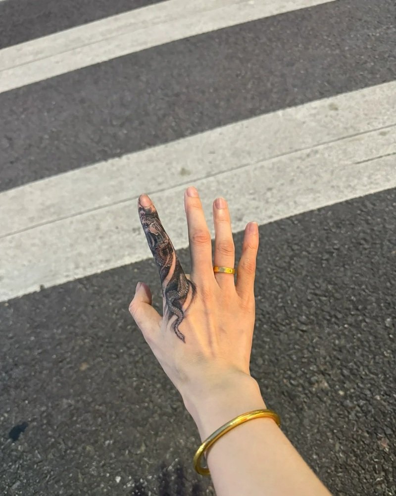 hình xăm ở ngón tay cho nữ 27