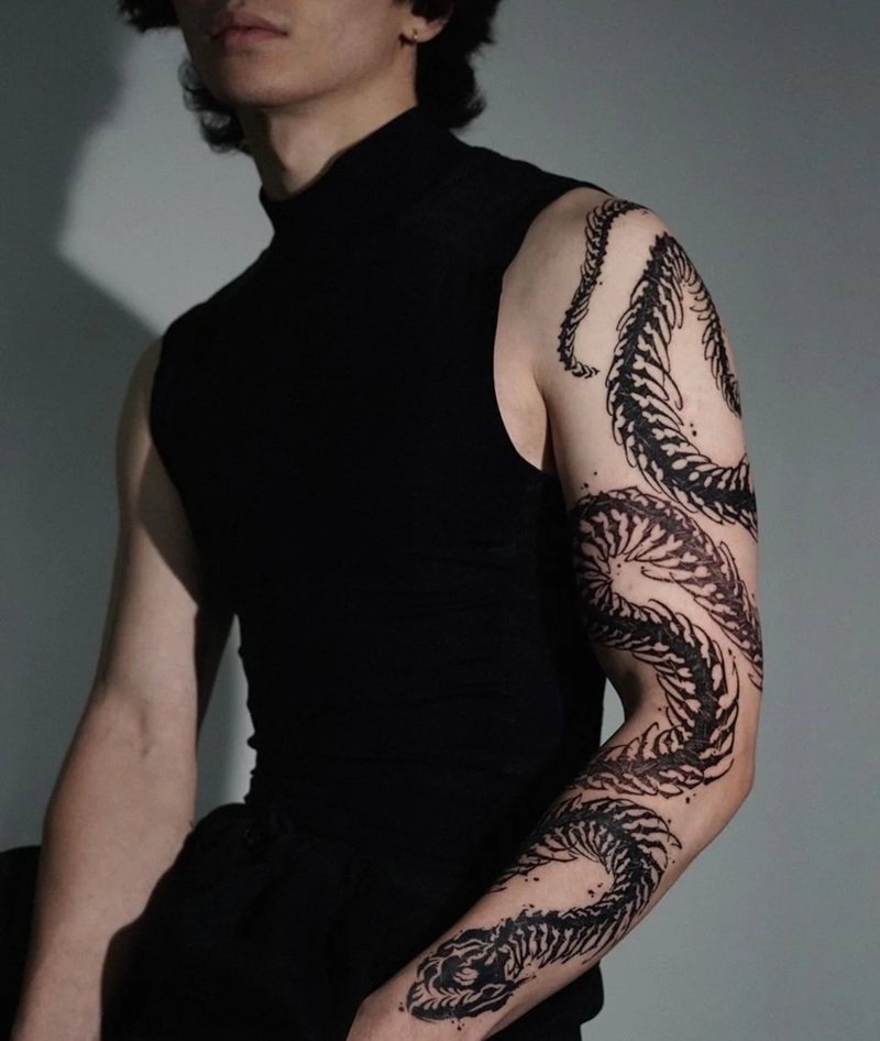 hình xăm rắn quấn tay 27