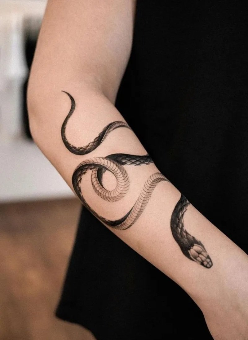 hình xăm rắn quấn tay 6