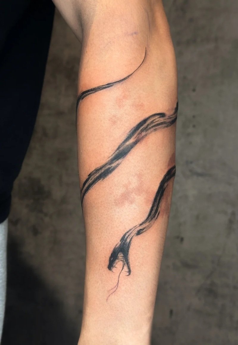 hình xăm rắn quấn tay nam