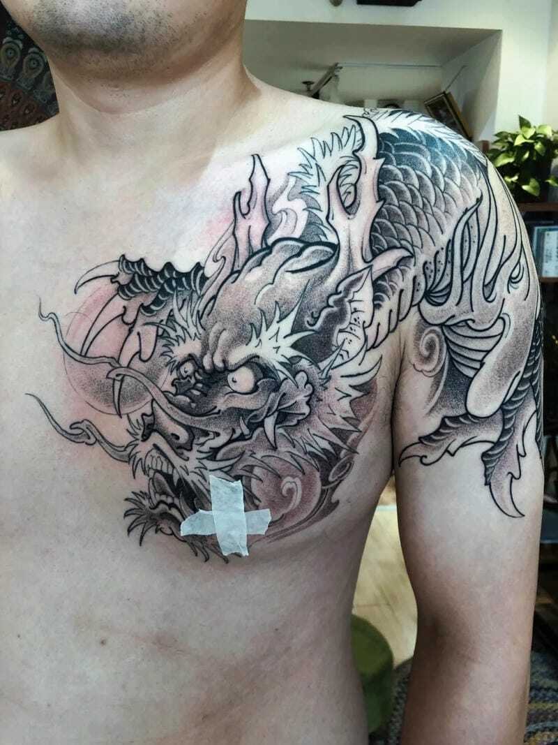 Hình xăm rồng vắt vai phong cách tattoo truyền thống châu Á