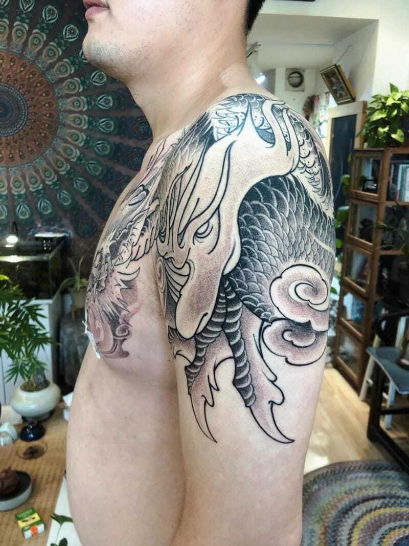 Tattoo hình xăm rồng vắt vai cực ngầu dành cho nam giới