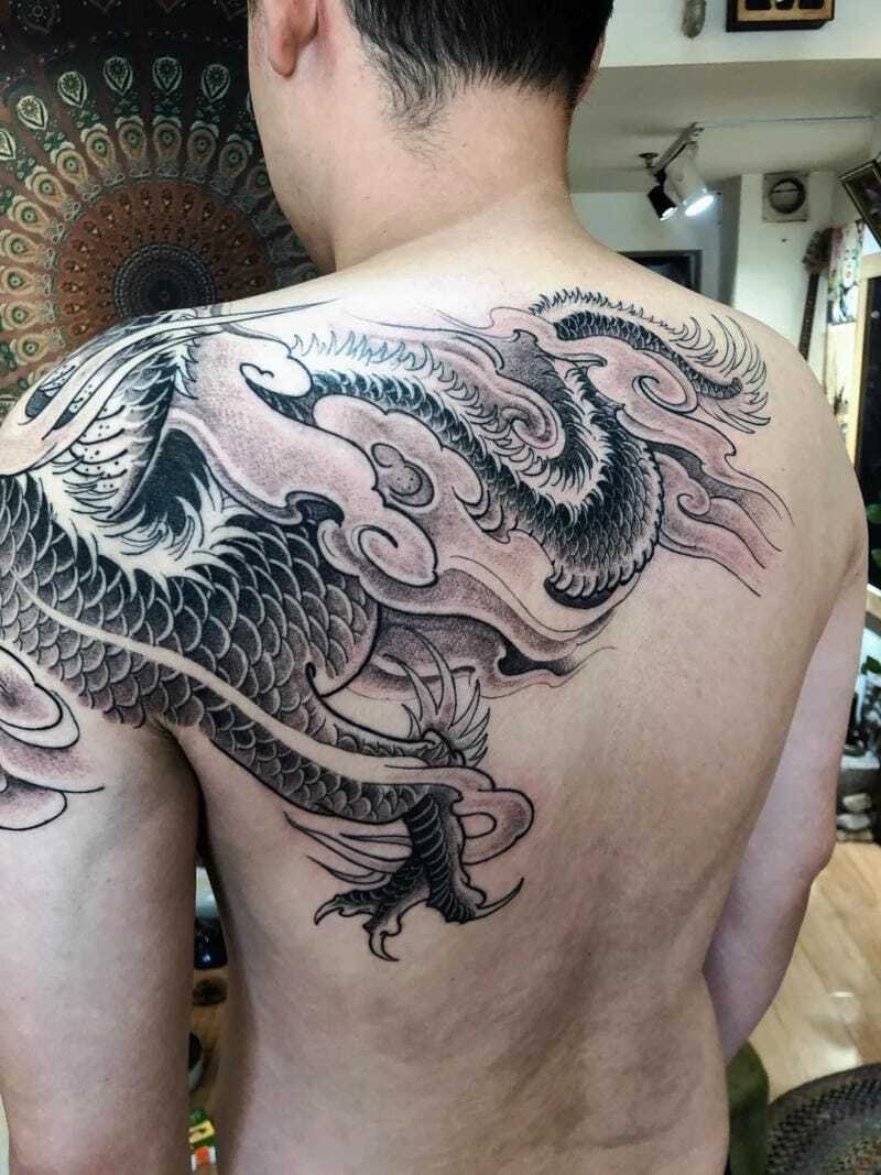 Hình xăm rồng vắt vai với chi tiết tinh xảo đầy cuốn hút