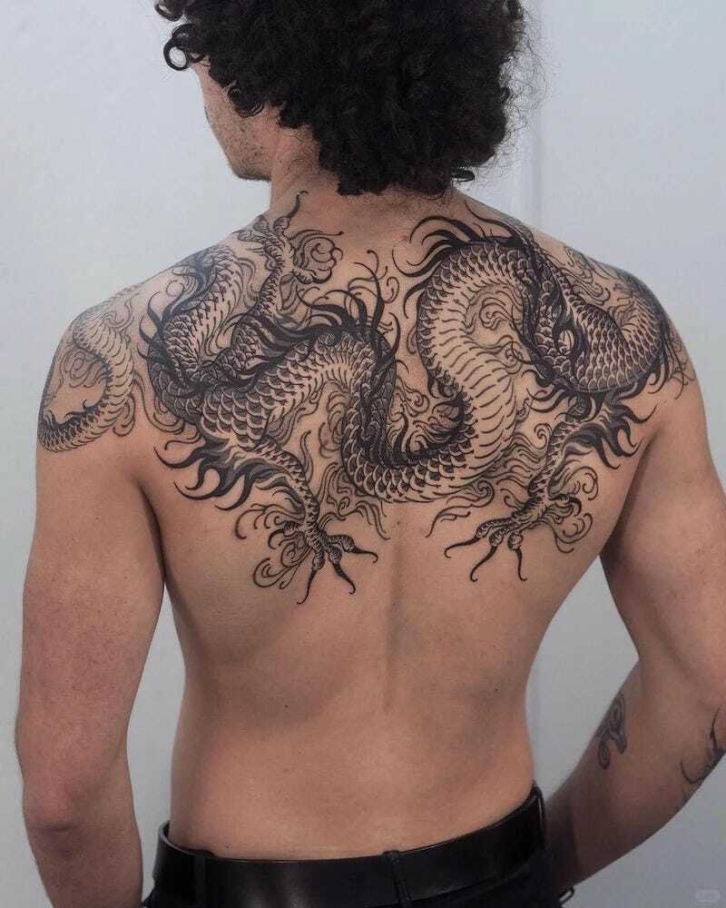 Tattoo hình xăm rồng vắt vai với họa tiết cực chất