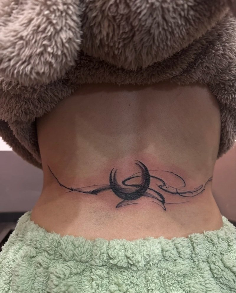 hình xăm thắt lưng nữ 11